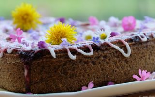 Blütendeko auf Frühlingstorte