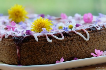 Blütendeko auf Frühlingstorte